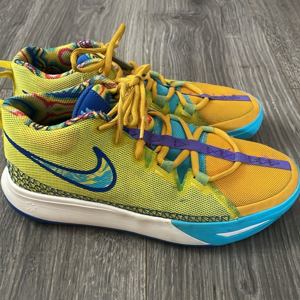 Nike Kyrie Flytrap Sneakers Size 6Y - Picture 3 of 9